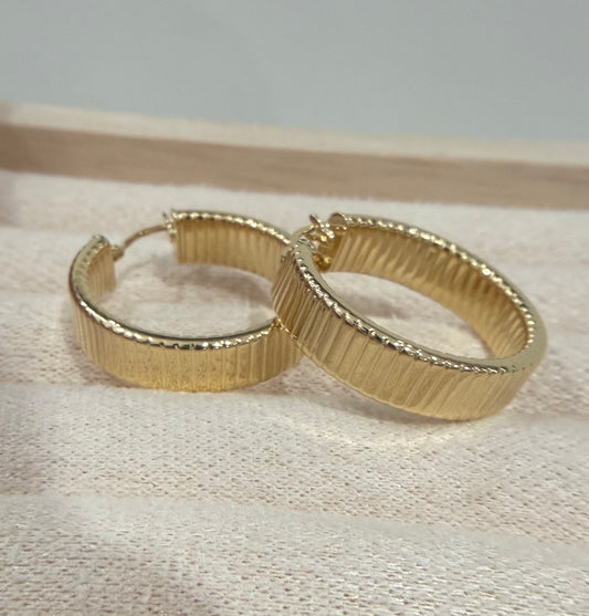 18k Gold Striped Texture Hoops - 3.43g - Verona Collection - Classic Jewelry