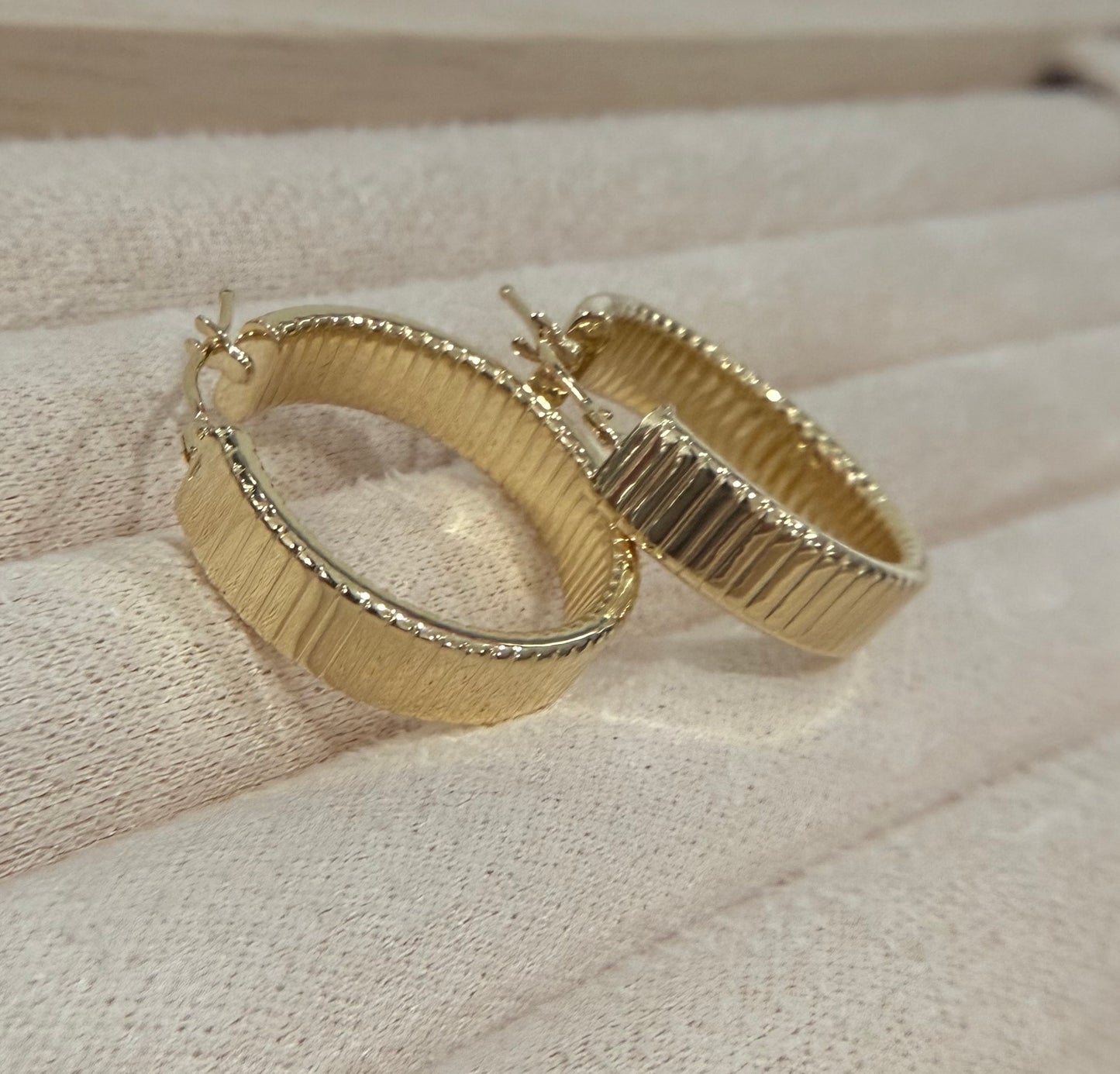 18k Gold Striped Texture Hoops - 3.43g - Verona Collection - Classic Jewelry